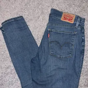 Ljusblå jeans i bra skick. Säljer då dem tyvärr blivit för små. Passar strl xs/s ungefär. Midjan är low rise.