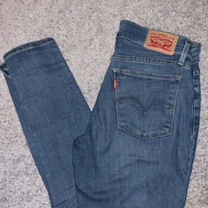 Ljusblå levi’s jeans strl 27 - Ljusblå jeans i bra skick. Säljer då dem tyvärr blivit för små. Passar strl xs/s ungefär. Midjan är low rise.