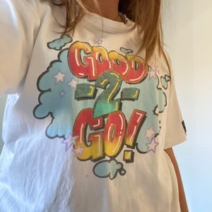 T-shirt med najs tryck - En T-shirt köpt second hand och älskar den, den är lite oversized men får typ lite old school vibes av den🙌🙌🙌säljer endast då jag behöver pengarna för den är i super bra skick och super cool💘💘💘(vet inte riktigt storleken men skulle säga m/l 