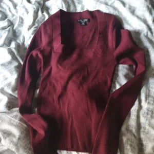 Super fin topp - Vinröd tröja super fin storlek M