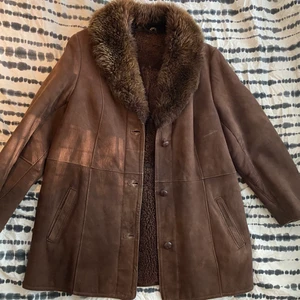 Pälsjacka  - Vintage mockajacka med pälskrage. Sjukt varm o mysig🐻