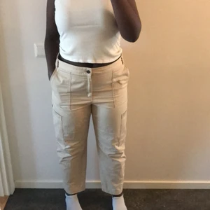 Byxor - Ett par beiga byxor från monki i storlek 44💕 Säljer efter som att dom inte använd längre och har blivit lite stora💖 Kontakta gärna ifall du är intresserad