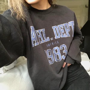 Sweatshirt - Grå sweatshirt som använts sparsamt, hör av er för frågor & funderingar ⚡️