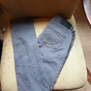 Gina Jeans grå svarta - Snygga grå jeans Gina tric,stl 29/34,innerbens längd 84 cm,midja 74 cm.låg midja