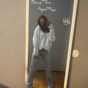 Sweatshirt tröja - Säljer denna v ringade super mysiga skit snygga tröja. Har tyvärr klippt av lappen så vet inte vart den kommer ifrån eller vilken storlek men passar mig som har XS/S men passar till 100% folk i M också för den är lite oversize på mig. Lägger ut för 200kr  OANVÄND