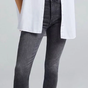 Jeans  - Hej jag säljer mina jeans som är oanvända , prislapp är kvar. Dem är gråa skinny jeans .