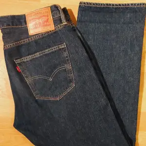 Levi's 501 mörkblåa, storlek W33 L30, den mest klassiska byxparet som aldrig går ur stil. Är 175 cm och byxorna passar perfekt, kavlar upp lite för att få rakare passform men går lika bra att ha helt nedkavlat. Dom är i helt nyskick men säljer pga har ett par exakt likadana fast ljusblåa som används på heltid!