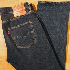 Levi's 501 mörkblåa jeans - Levi's 501 mörkblåa, storlek W33 L30, den mest klassiska byxparet som aldrig går ur stil. Är 175 cm och byxorna passar perfekt, kavlar upp lite för att få rakare passform men går lika bra att ha helt nedkavlat. Dom är i helt nyskick men säljer pga har ett par exakt likadana fast ljusblåa som används på heltid!
