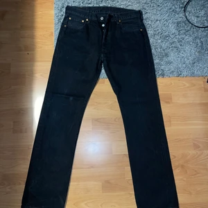 Levis 501 svart - Ett par svarta Levis 501 straight leg. Ungefär ett år gamla utan fläckar eller skavanker. Nypris: 1000kr säljer för 400kr. Skriv om du har frågor eller annat. Ni står för frakt! Pris inte hugget i sten vid snabb affär!