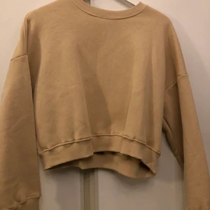 Oanvänd sweatshirt  - En fin mörk beige sweatshirt från lager 157. Den är helt oanvänd och är i Xs/s. 80 kr plus frakt. Kom privat om du vill ha fler bilder.