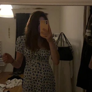 Fin blå/vit klänning  - Säljer nu denna fina klänningen då den inte kommer till användning länge 