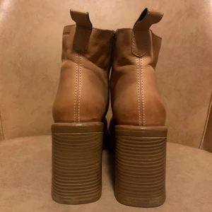 Vagabond boots - Vagabond boots i kamelbrunt. Äkta läder. Strl 39. Endast använda ett fåtal gånger. Köpare står för frakt. Swish.
