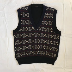 Stickad väst - Fin stickad väst från 90-talet i gott begagnat skick. Storlek S-M. 100% akryl.  bröstvidd: 100cm längd: 58cm. Kan skicka fler bilder eller mått vid begäran. Om fler är intresserade blir det budgivning. Kolla gärna in mina andra annonser, samfraktar gärna🐅