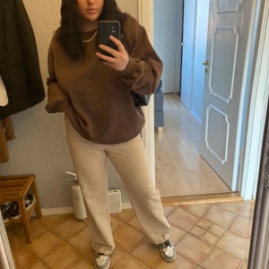 kostymbyxor - Snygga kostymbyxor som jag sytt upp för att passa mig som är 167. Går att sprätta upp dem igen! Kostymbyxorna är använda men i fint skick! 