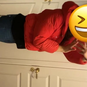 Röd/rosa jacka från newyorker -  Röd rosa jacka från Newyorker som har använt fem gånger som tyvärr inte kommer till användning längre jag säljer den för 200 och köpte den för 370 storlek EM kan mötas upp för att hämta jackan ingen retur tillbaka och jackan är jättefin men jag använder den knappt längre