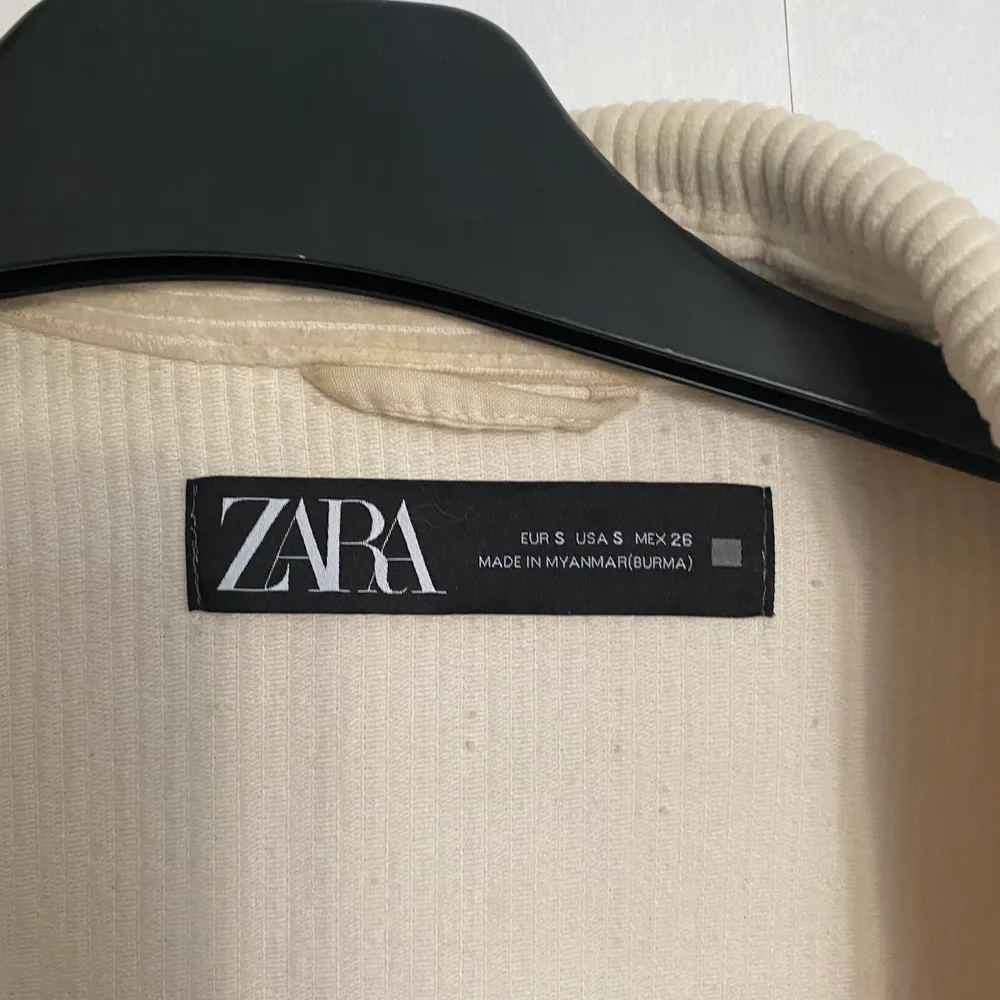 Oversized Zara jacka med Manchester tyg, använd några gånger men i super bra skick! Har en ”rough edge” nertill💞. Jackor.