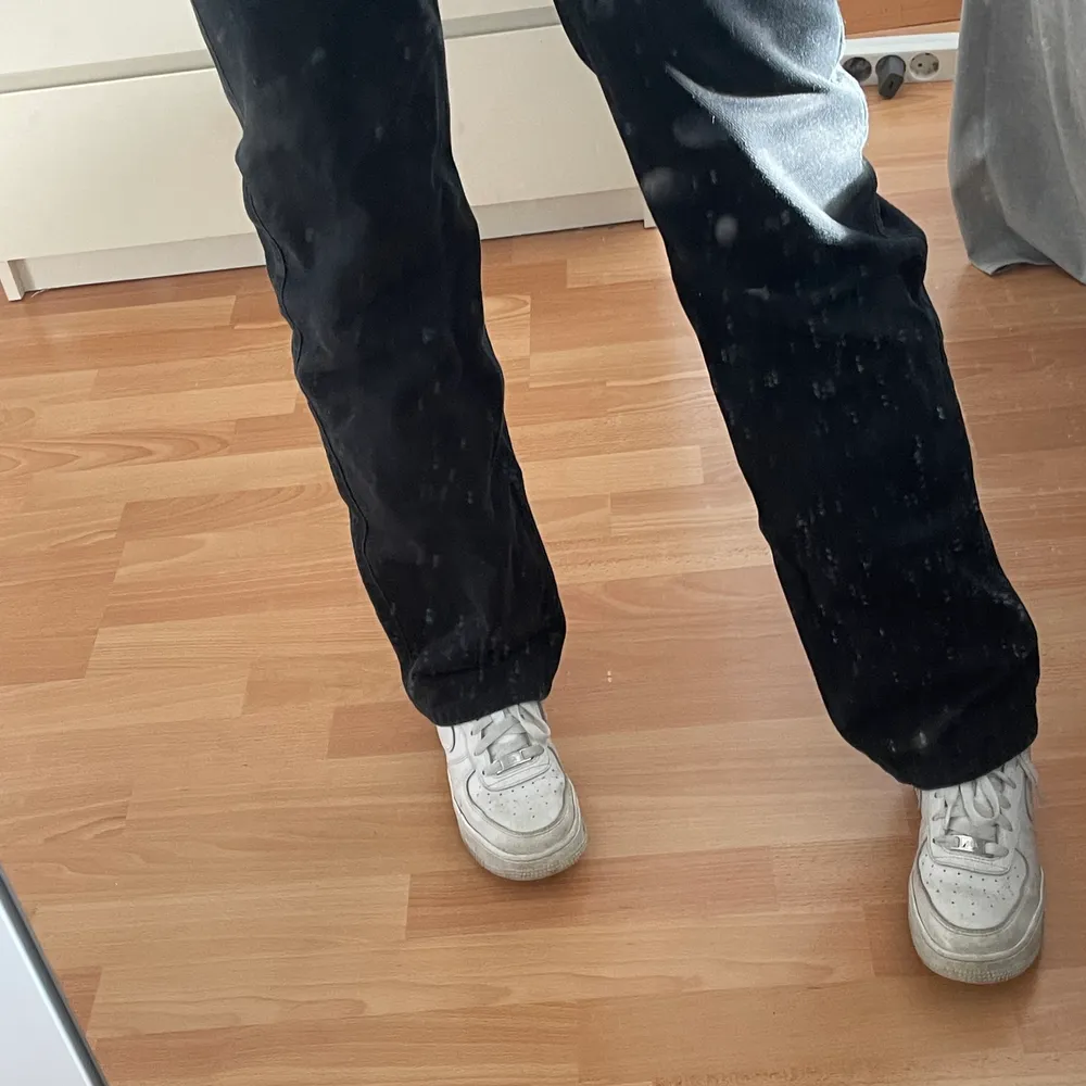 Jättefina weekday jeans modellen rowe! Storlek 26x32. Superfina, säljer då de ej kommer till användning. Ny pris 500kr mitt pris 200kr+frakt!💕. Jeans & Byxor.