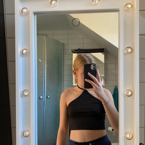 Svart knutet linne - Oanvänt svart superfint linne🤍 säljer pga kunde inte skicka retur då det inte passade mig