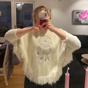 Mjuk tröja  - En tjock tröja i ett så skönt material, perfekt över en klänning eller tunnare tröja. Nästan som en poncho men med hål för armarna. Nyskick och säljer då jag har svårt att styla den med min stil💕