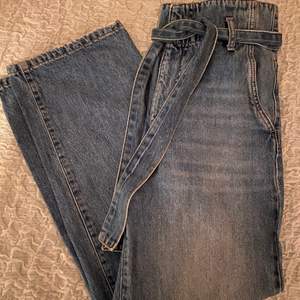 Blåa vida jeans från Gina Tricot. Är i storlek 36. Dessa har sällan kommit till användning och därmed i gott skick. Kontakta mig vid frågor eller intresse. Köparen står för frakt.🤍