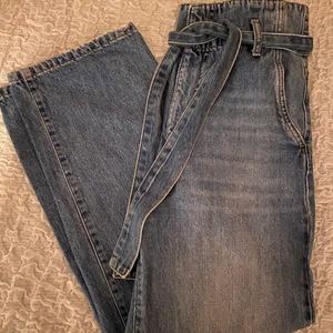 Blåa Jeans - Blåa vida jeans från Gina Tricot. Är i storlek 36. Dessa har sällan kommit till användning och därmed i gott skick. Kontakta mig vid frågor eller intresse. Köparen står för frakt.🤍