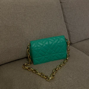 Väska  - Snygg väska i en ljusgrön färg. Pris är inklusive frakt 