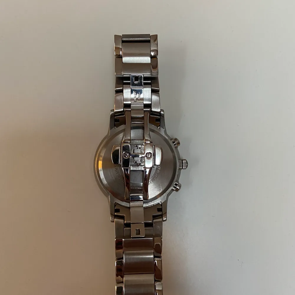 En extremt fin och stilren Armani klocka. Klockan har inga stora tecken på användning. Klockan är köpt för 1800 och säljer den för att den inte kommer till användning. Hör gärna av er ifall ni har frågor. Mvh Olle.. Accessoarer.