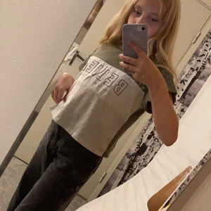 Fin grön tröja👍🏼 användes i bra skick👍🏼 - Andvänd ca 1-3 gånger