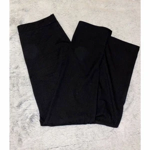 Ribbad kjol med slits  - En ribbad kjol med slits, maxikjol.