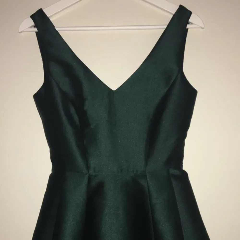 Hej, jag har grön klänning till salu, storlek 34, flaskgrön, TOP SECRET, längd +/- 92cm, nästan nya, personliga hämtning i Stockholm men jag kan skicka med posten med en extra avgift . Klänningar.