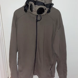 Cp company hoodie - Strl XL, som ny har knappt använt! Kostar egentligen 2100kr så mycket bra pris!