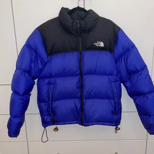 North Face Jacka - Tänkte sälja denna snygga Noth Face jacka i denna underbara blå-lila färg! Modell 700 i storlek M i fint skick! Jackan kostar runt 3000kr ny och finns inte längre i denna färg!