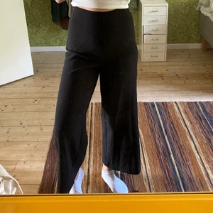 Kostymbyxor  - Svarta kostymbyxor från monki! De slutar vid smalbenen ungefär på mig som är 168, men sitter bra i  övrigt på mig som brukar ha 36-38 i byxor. De har dragkedja i sidan och två fake fickor bak. 