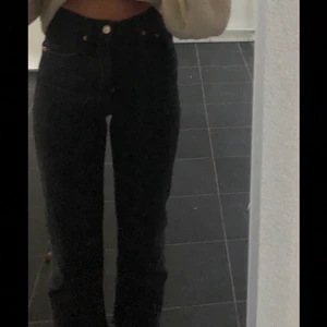jeans  - Svarta jeans från zara. Köpte för 399 och säljer för 130. (Köpar står för frakt)
