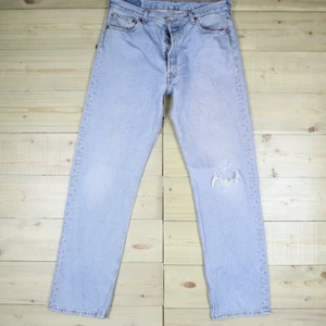 Levis jeans  - Vintage Levis 501 i en ljus blå tvätt med ett hål i ena knät sitter extremt snyggt, dom sitter som en 34 Waist å längd 32