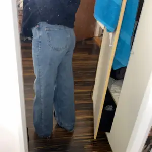 Säljer ett bar skit snygga jeans ifrån Monki. de är rätt så använda men i fint skick. bra längd på mig som är ca 160. Storlek 25 💚