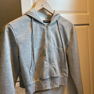 Croppad zip up - Säljer denna snygga croppad zip up tröjan som tyvärr inte kommer till användning💗 köpare står för frakt💘