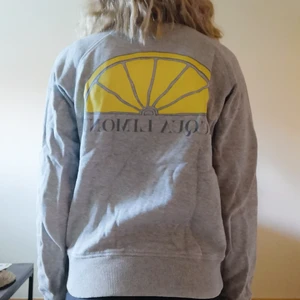 Acqua Limone  - Varsamt använd. Jag är 163 och xs, den är true to size, inte oversize. Finns en likadan fast orange på min sida. Möts gärna upp i Jönköping, kom med bud