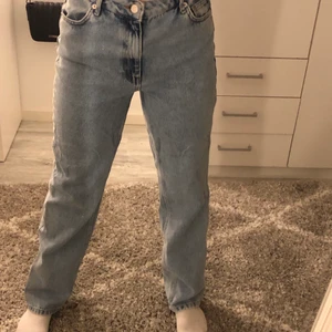 Na-kd blue jeans  - Säljer dessa jättefina en av NA-KD jeans. Använd Max 4 ggr.🤍 köpt för 300kr. Köparen står för frakten 🤍 