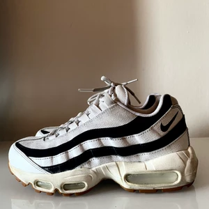 Nike sneakers - Vita Nike air sneakers använda men i gott skick. Kostade 1199 kr. Finns att hämta i Malmö/Kph annars står köpare för frakt.