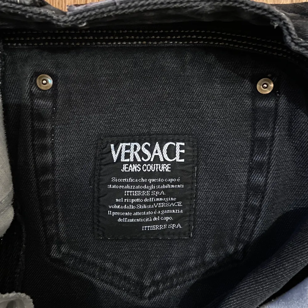 Jättesnygga mörkgrå jeans från Versace! Köpta på Humana men säljes då de blivit för korta för mig! Storleken är lite oklar men skulle säga runt W27/L28. Jeans & Byxor.