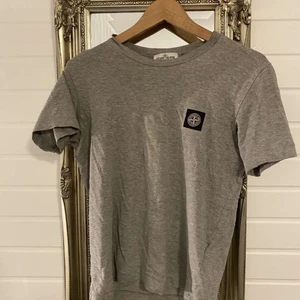 Stone island t-shirt - Säljer denna Stone island t-shirt som jag köpt på nk. Den är i gott skick. OBS barn storlek 