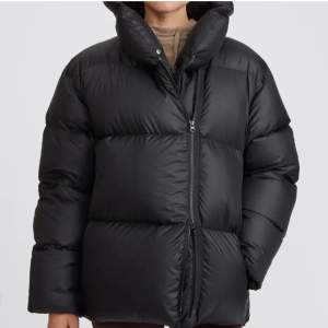 SÖKER en svart Filippa K Janessa puffer jacket i storlek S!!! Hör gärna av dig om du säljer en!
