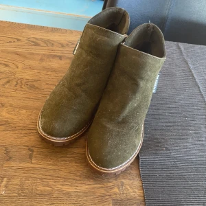 Gröna skor storlek 38 - Gröna skor med en liten klack lite små och jag brukar ha 37-38 så det är något man borde tänka på och jag vet inte vad det är för märke för mamma beställde dom 