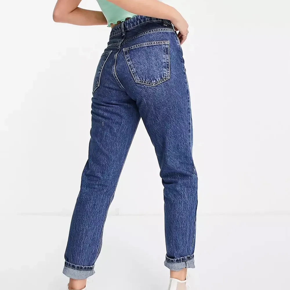 Skitsnygga jeans som kommer sitta mycket bättre på någon som är lite längre än mig 😌 Har använt dom kanske en gång, så dom är dom nya! . Jeans & Byxor.