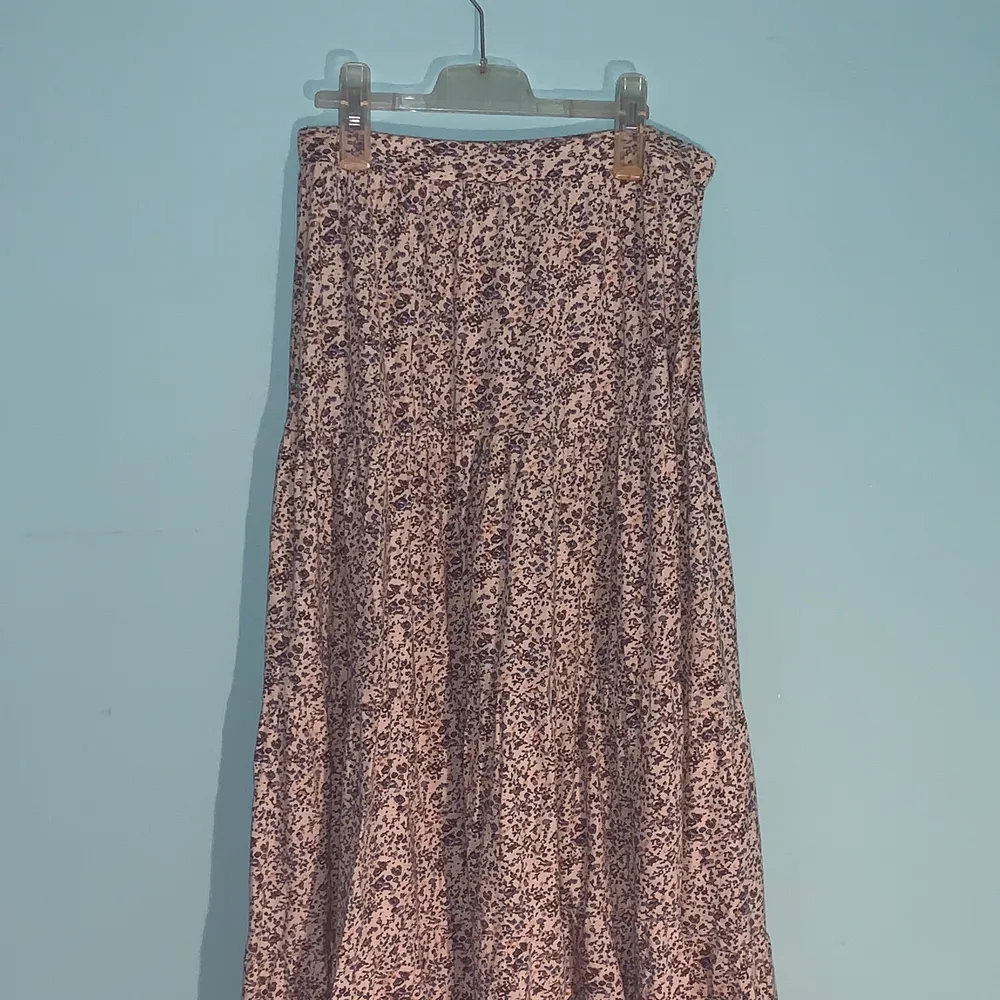 Long flower skirt… Lång kjol med Blommönster . Kjolar.