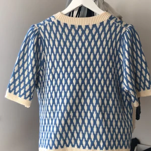 Stickad tröja - Oanvänd tröja med trekvartsärmar. Bra skick. Köparen står för frakten.