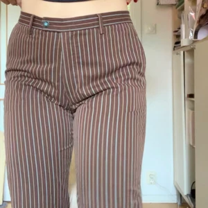 Randiga kostymbyxor  - Säljer dessa fräna kostymbyxorna. De är bruna med blåa och gröna ränder. De är märkta 35/32 men jag är storlek 38/40 och de passar mig. 