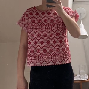 Blus med mönster - Jättefin röd och vit mönstrad blus från Zara. I storlek s💕