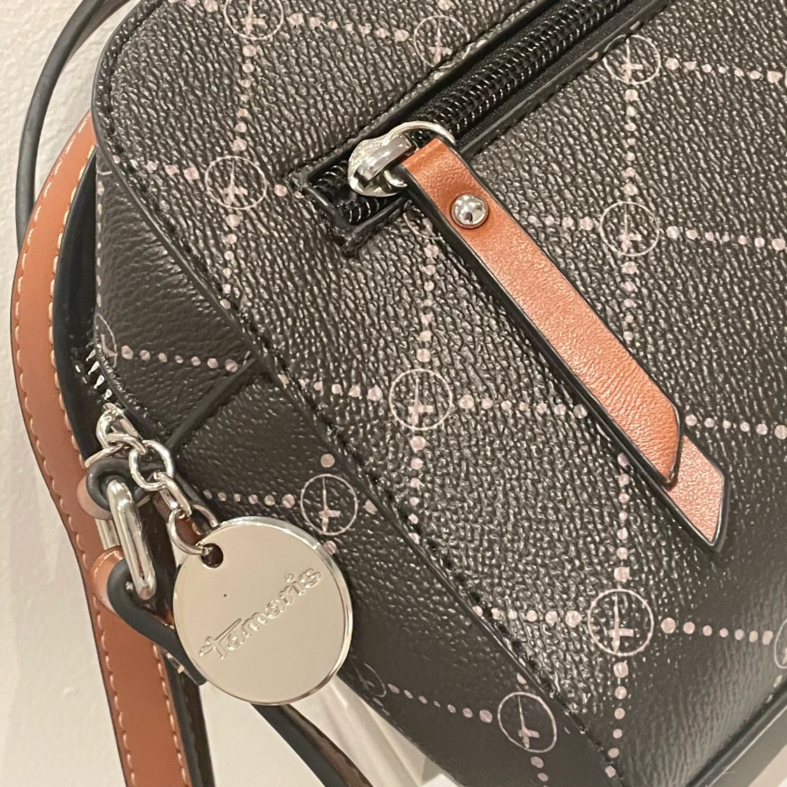 Helt NY Axelremsväska Tamaris Skinn